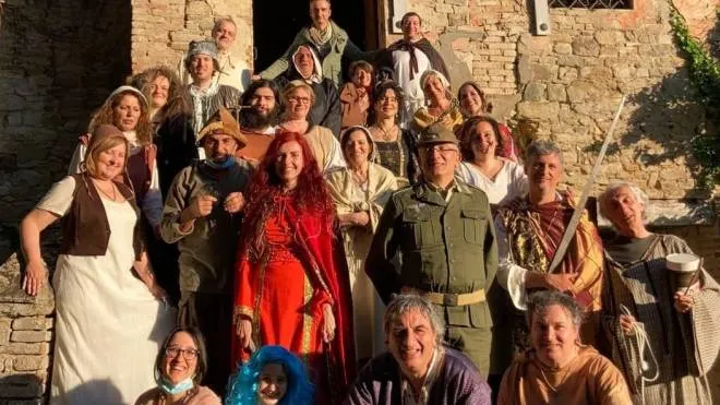 Il gruppo dell’associazione ’Castelli in aria’ che propone spettacoli in costume e musica medievale