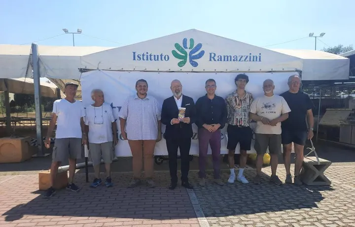 Stefano Bonaccini con i volontari che si impegnano per il Ramazzini