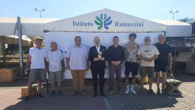 Stefano Bonaccini con i volontari che si impegnano per il Ramazzini