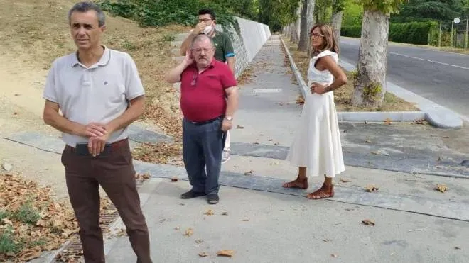 Il sindaco Roberto Canali con alcuni amministratori sul nuovo marciapiede che conduce al cimitero