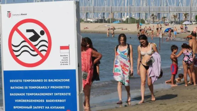 Bagnanti a riva in uno dei (tanti) punti di Rimini dov’era stata vietata la balneazione