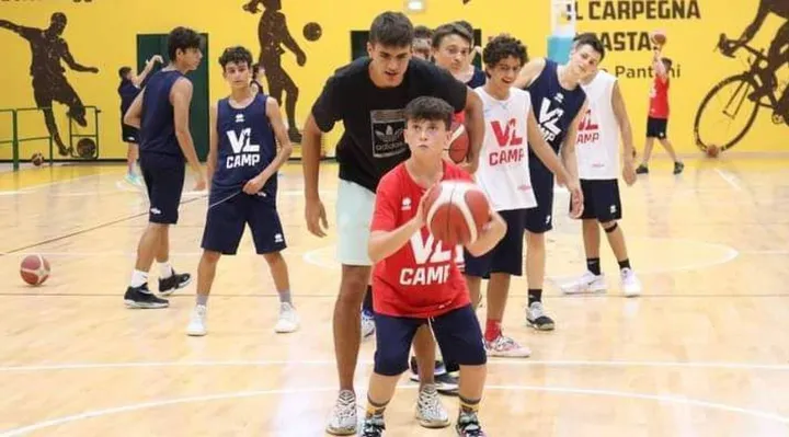 Riccardo Visconti mentre incita un ragazzino al tiro nella palestra di Carpegna (foto Carpegna Prosciutto Basket Pesaro)