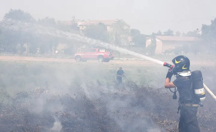 I vigili del fuoco intenti a spegnere un incendio a Rimini (. foto Migliorini