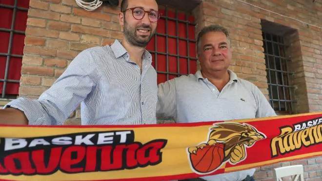 Il confermato coach Alessandro Lotesoriere con il direttore generale del Basket Ravenna Giorgio Bottaro (Zani)