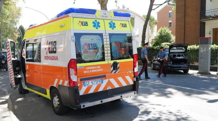 Carabinieri e 118 sul posto: la vittima è finita a terra ma non è rimasta ferita