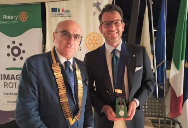 Il Governatore Luciano Alfieri (a sinistra), con il presidente del Rotary Club di Cesenatico Mare Francesco Gori