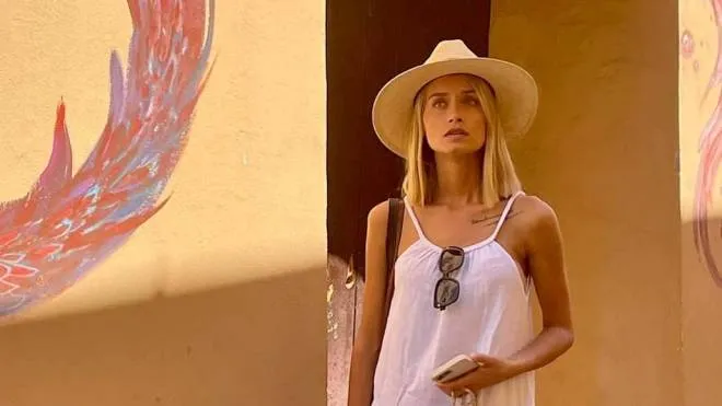 Giulia Arena, ex Miss Italia, alla scoperta dei muri dipinti a Dozza