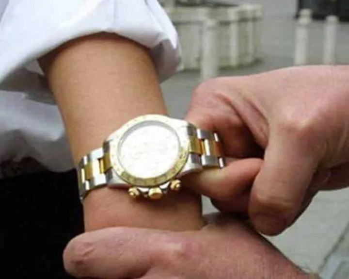 A Cesenatico un uomo è stato derubato di un costoso orologio