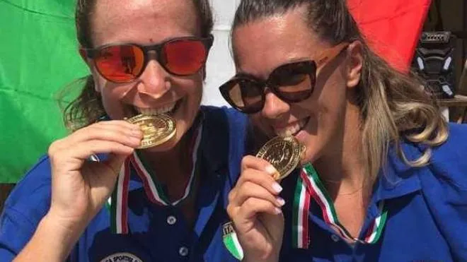 Federica Mainetti e, a destra, Chiara Mazzotti hanno vinto la settimana scorsa il titolo italiano di carpfishing
