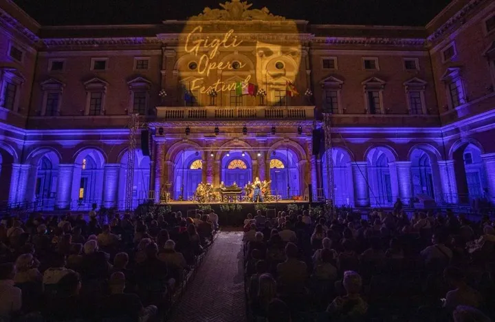 Una piazza Leopardi piena durante il Gof, Gigli opera festival, di Recanati
