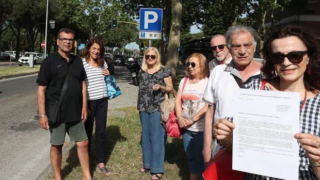 Alcuni residenti di viale Mattei mostrano la lettera inviata al sindaco nel maggio scorso (foto Zani)