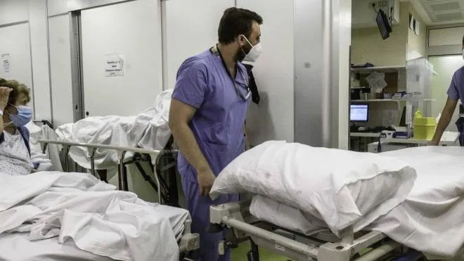 Un flash su un pronto soccorso: in Italia 24milioni di pazienti accedono in media all’anno e sono 12mila i medici. Ben 600 i dottori che si sono dimessi nel 2022