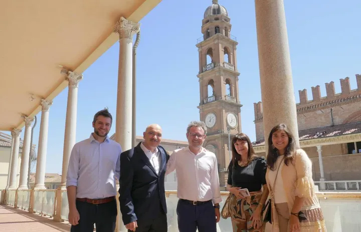 L’incontro tra il sindaco Massimo Isola, Angel Gustavo Nediani e la sua famiglia