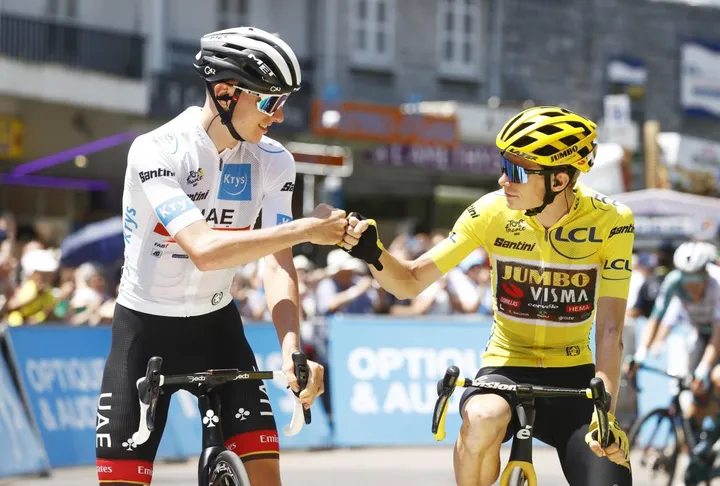 Il saluto tra Tadej Pogacar, a sinistra, e Jonas Vingegaard prima di una tappa dell’ultima edizione del Tour de France (Ansa)