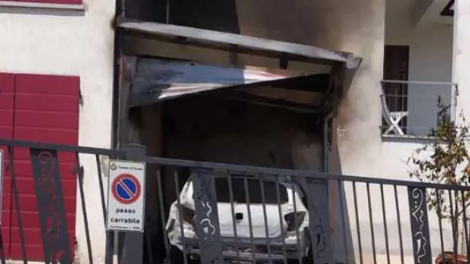 L’incendio, a Reda, è partito dall’auto ma ha danneggiato poi anche la casa della donna