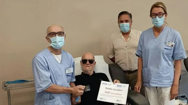 Guido Salvadori, 70 anni, mostra con orgoglio l’attestato che certifica le sue 310 donazioni di sangue
