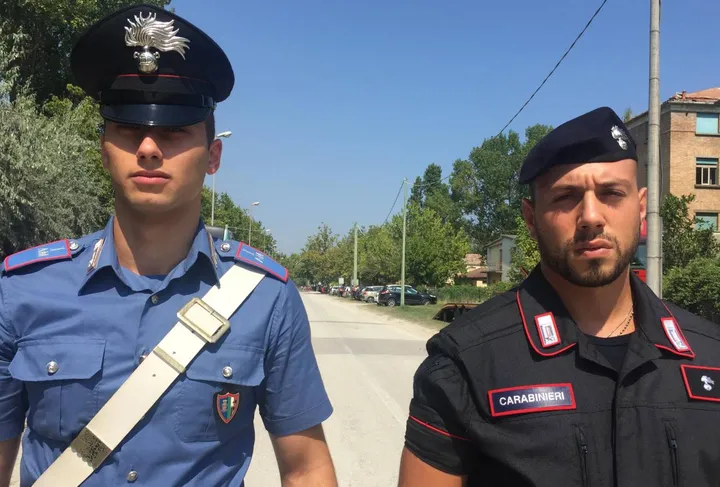 Due carabinieri di pattuglia durante un servizio sul lungomare delle colonie che si trovano a Ponente