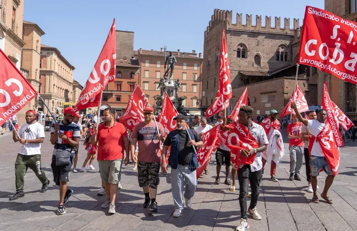 La manifestazione dei dipendenti della coop Cfp davanti al Comune di Bologna