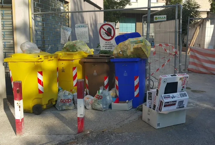 Vibranti prosteste per i rifiuti abbandonati fuori dai cassonetti in zona Ceres, si chiede un intervento risolutivo