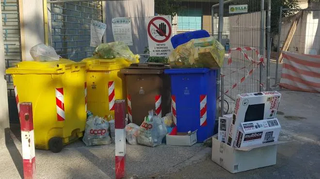 Vibranti prosteste per i rifiuti abbandonati fuori dai cassonetti in zona Ceres, si chiede un intervento risolutivo