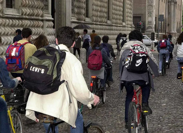 Un gruppo di ciclisti in centro a Ferrara (foto archivio Businesspress)