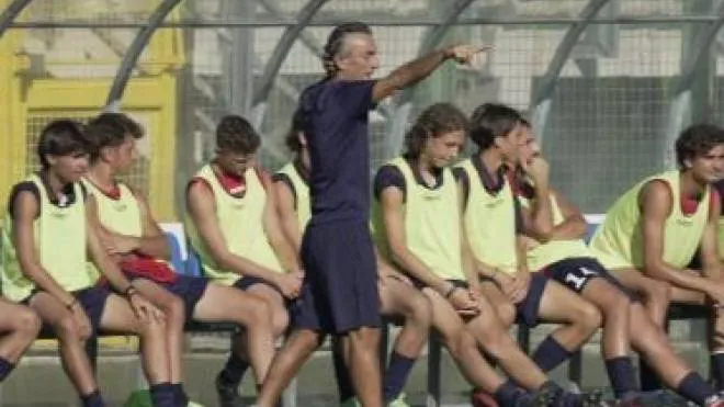 L’allenatore della Vigor Senigallia, Aldo Clementi, dà indicazioni ai suoi ragazzi dalla panchina durante uno dei test amichevoli estivi (foto Carlo Castorina)