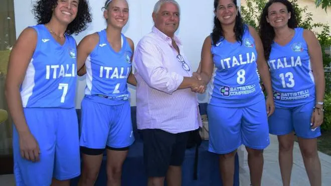 Il capitano Simona Cascio stringe la mano allo sponsor Otello Battistelli