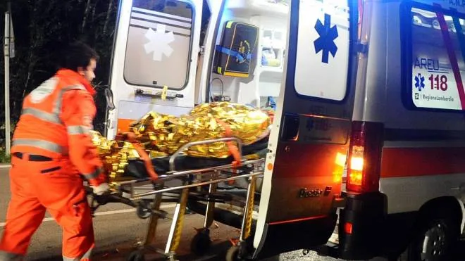 Sul luogo dell’incidente sono interveniti i sanitari del 118, i vigili del fuoco e i carabinieri