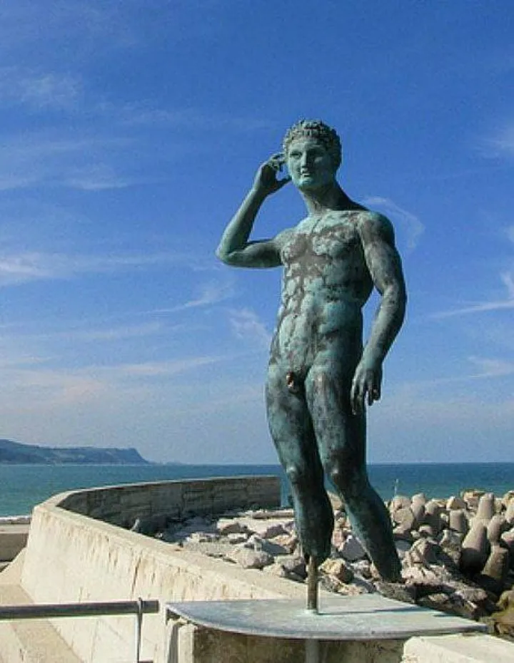 La statua del Lisippo a Fano