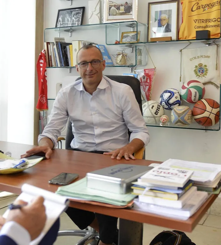 Il sindaco Matteo Ricci nel suo ufficio in municipio tra gagliardetti, magliette, palloni e racchette di padel