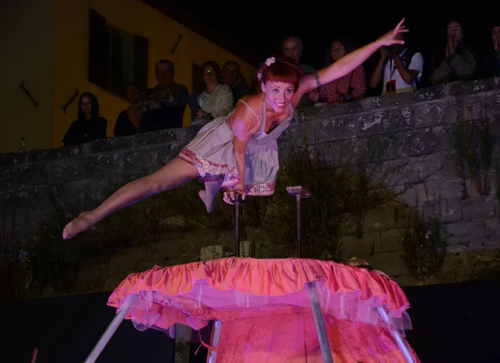 Un’esibizione di una giovane equilibrista sabato sera a Santa Sofia per il grande Festival dell’estate