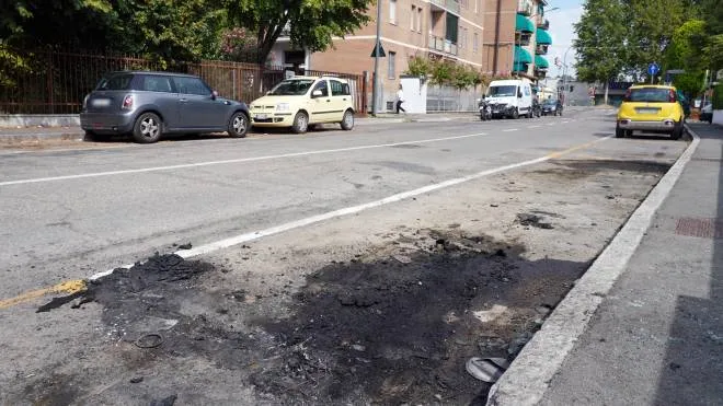Bologna, 15 agosto 2022, via della Dozza, macchina bruciata davanti alla scuola elementare Dozza.
