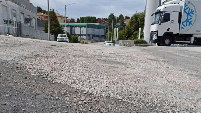 Via Spadoni: breccino in strada e asfalto ancora pericoloso