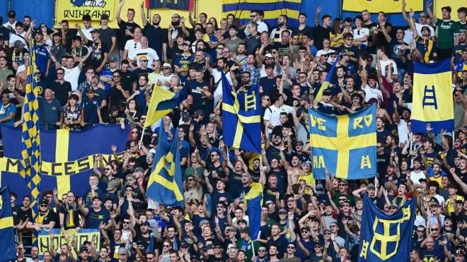 Verona's supporters cheer before the Italian Serie A football match between Hellas Verona and Napoli on August 15, 2022 at the Bentegodi stadium in Verona. (Photo by Miguel MEDINA / AFP)
