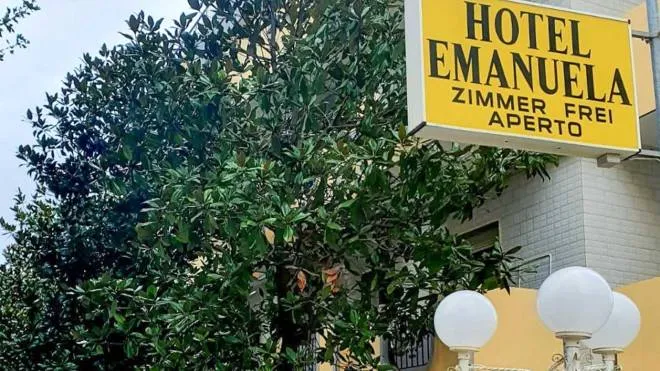L’hotel Emanuela, chiuso da ieri dopo i controlli di Comune e Ausl