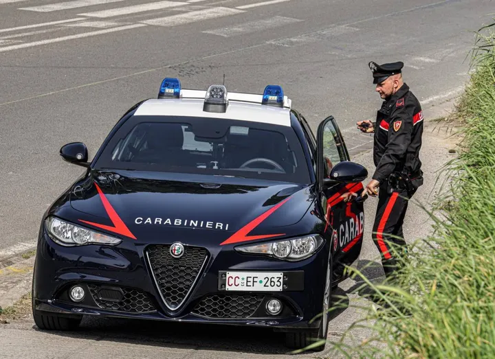 I carabinieri del Nucleo Operativo e Radiomobile di San Lazzaro hanno fermato l’auto dopo un breve inseguimento per le strade del paese