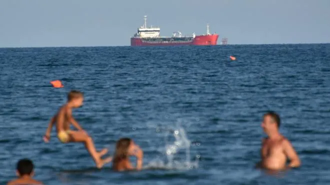 La nave tanker ucraina ''Zumrut Ana'' ferma all'ancora al largo della bocca di porto di Malamocco, in attesa di entrare verso il porto commerciale di Marghera, 29 agosto 2022. ANSA/ANDREA MEROLA