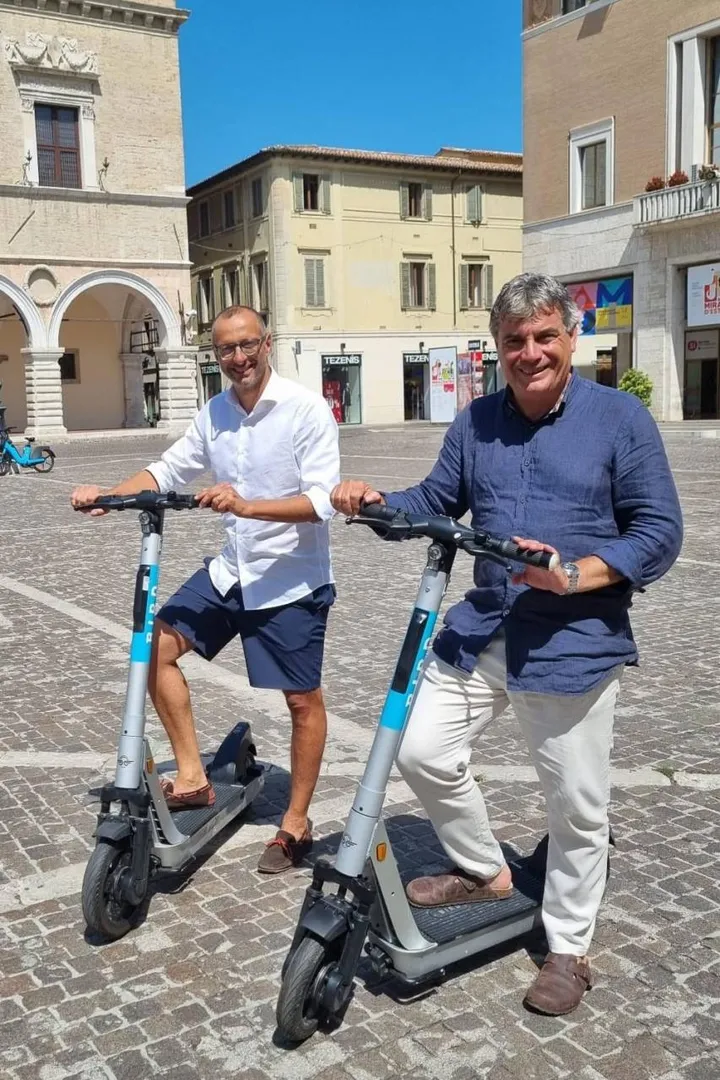 Mobilità: qui il Seri con il sindaco Ricci in piazza a Pesaro sui monopattini