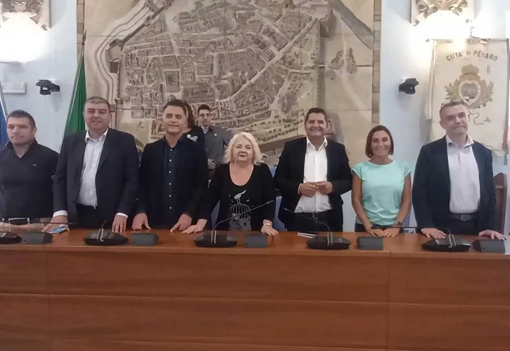 La squadra dei candidati del centrosinistra al completo ieri in Comune a Pesaro