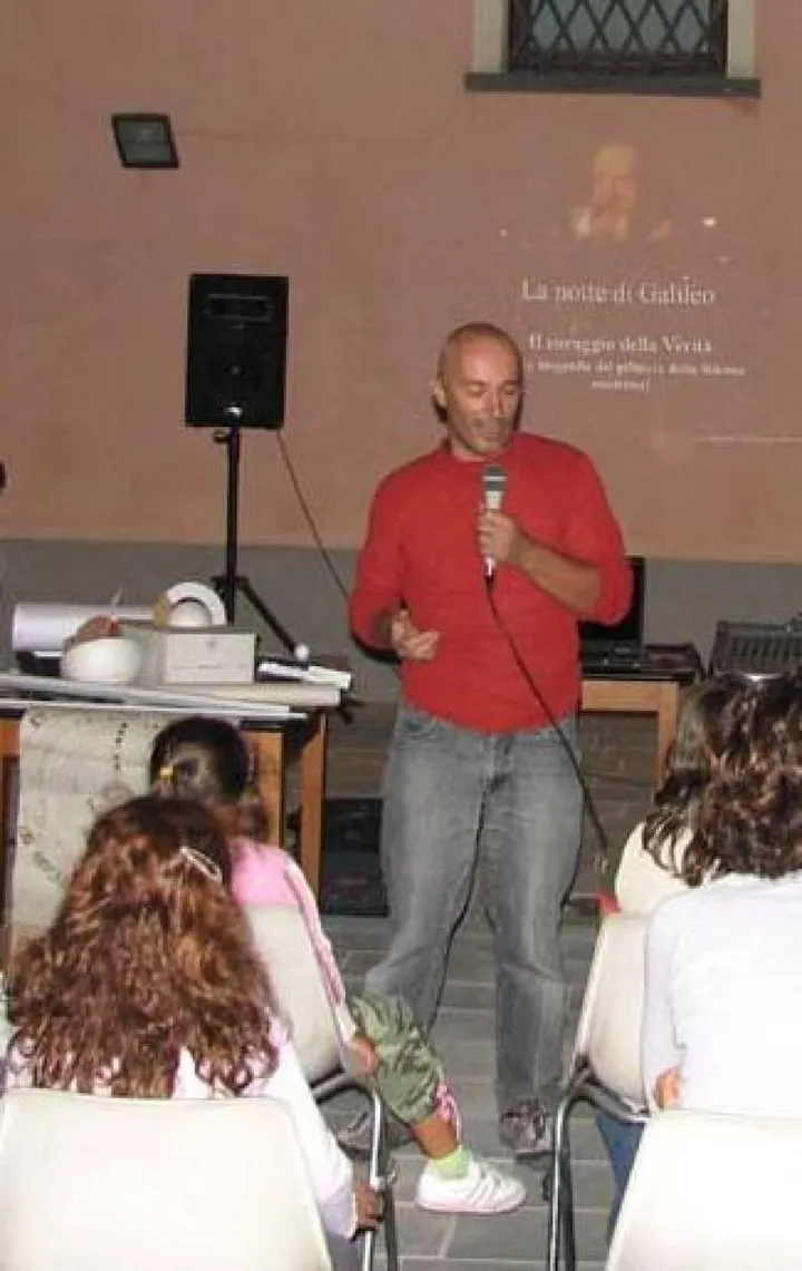 Lezioni di astronomia nella piazzetta Padre Lello Gasperoni a Savignano