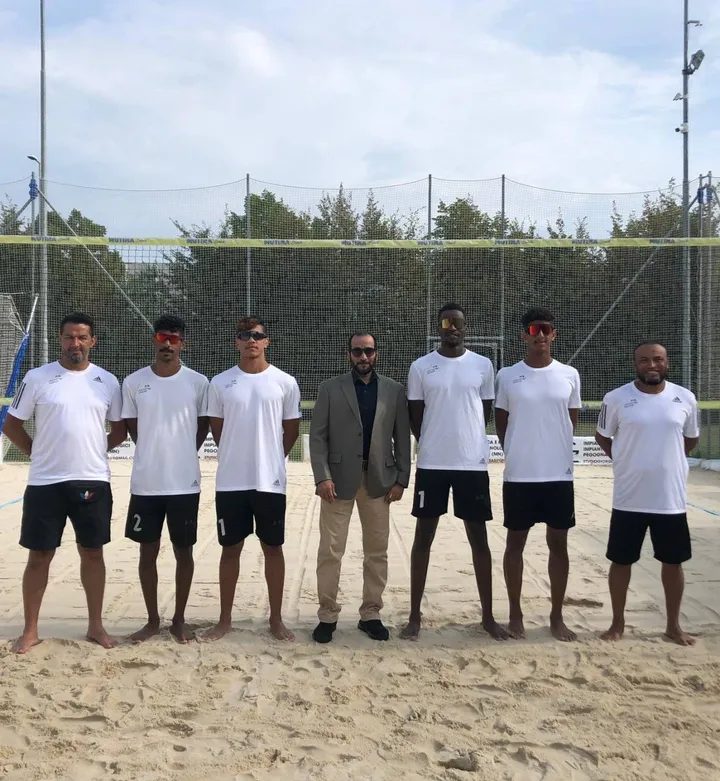 I giocatori sauditi di beach volley con Khalid Almuzaini, presidente della Federazione Sportiva Universitaria dell’Arabia Saudita
