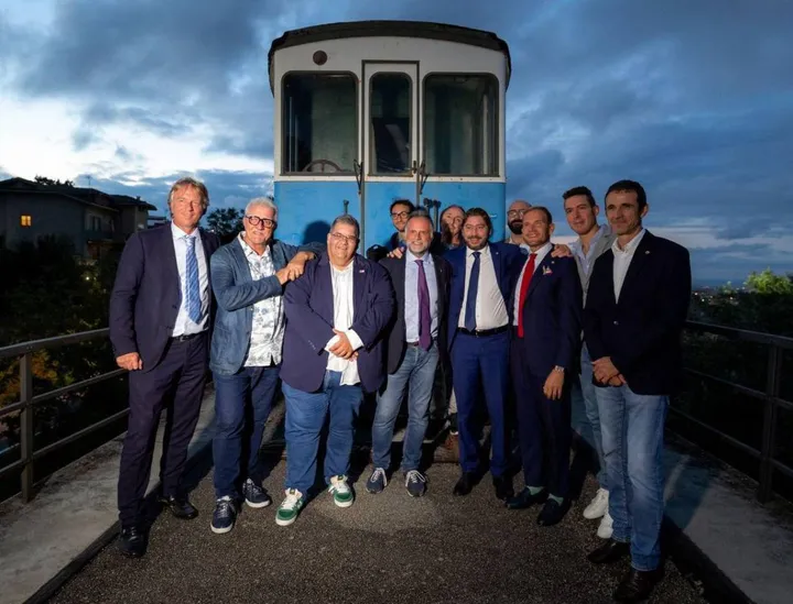 Foto di gruppo con i ministri Pedini Amati e Garavaglia davanti al trenino