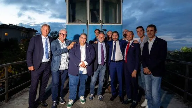 Foto di gruppo con i ministri Pedini Amati e Garavaglia davanti al trenino
