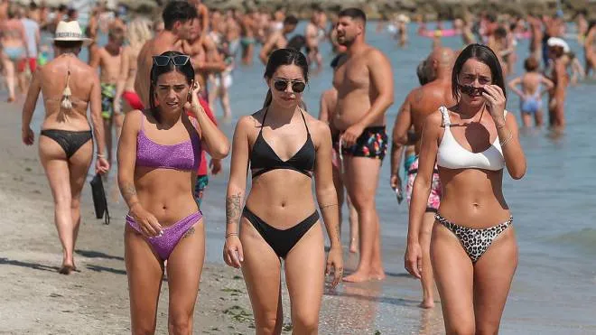 Tre ragazze in spiaggia in una foto di repertorio