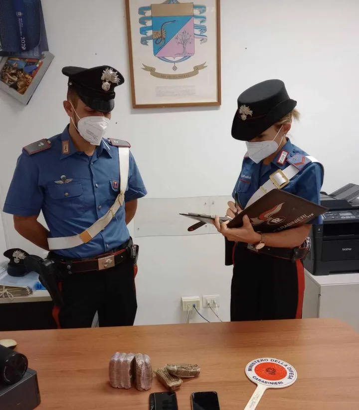I carabinieri e la droga sequestrata