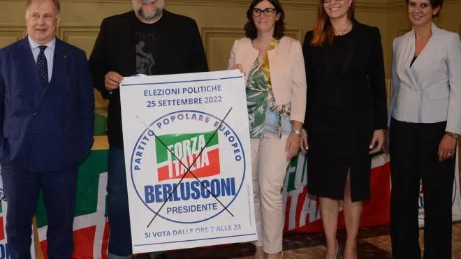 Rosaria Tassinari al centro tra i candidati ‘azzurri’. A fianco Gianluca Vincenzi (Gatteo)