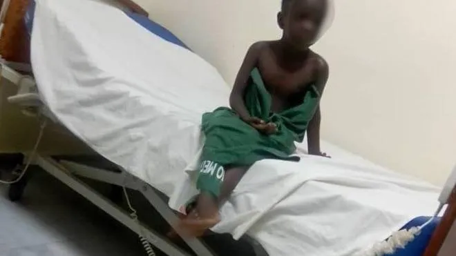 Baratou seduta sul suo lettino d’ospedale dopo l’intervento al cuore