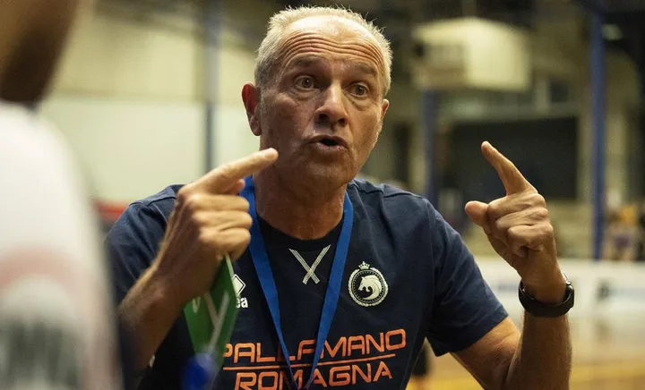 Il tecnico della Pallamano Romagna Domenico Tassinari, 65 anni (Isolapress)