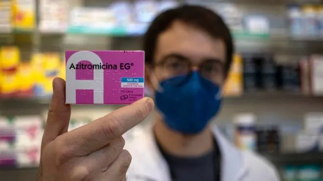 Un farmacista mostra una scatola di antibiotico generico (foto di repertorio)