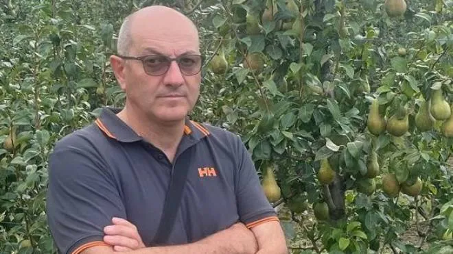 Il presidente di Fruit Modena Group, Adriano Aldrovandi. Sopra, lo stabilimento